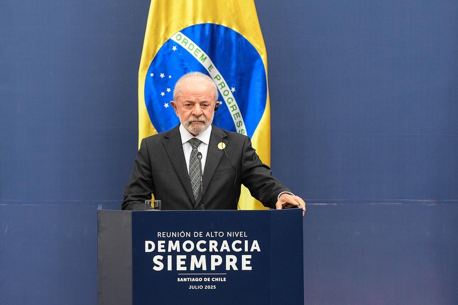 El presidente brasile?o, Luiz Inácio Lula da Silva, participa durante una declaración conjunta ante los medios de comunicación después de la Reunión de Alto Nivel "Democracia Siempre", en el Palacio de La Moneda, en Santiago, capital de Chile, el 21 de julio de 2025. (Xinhua/Jorge Villegas) 