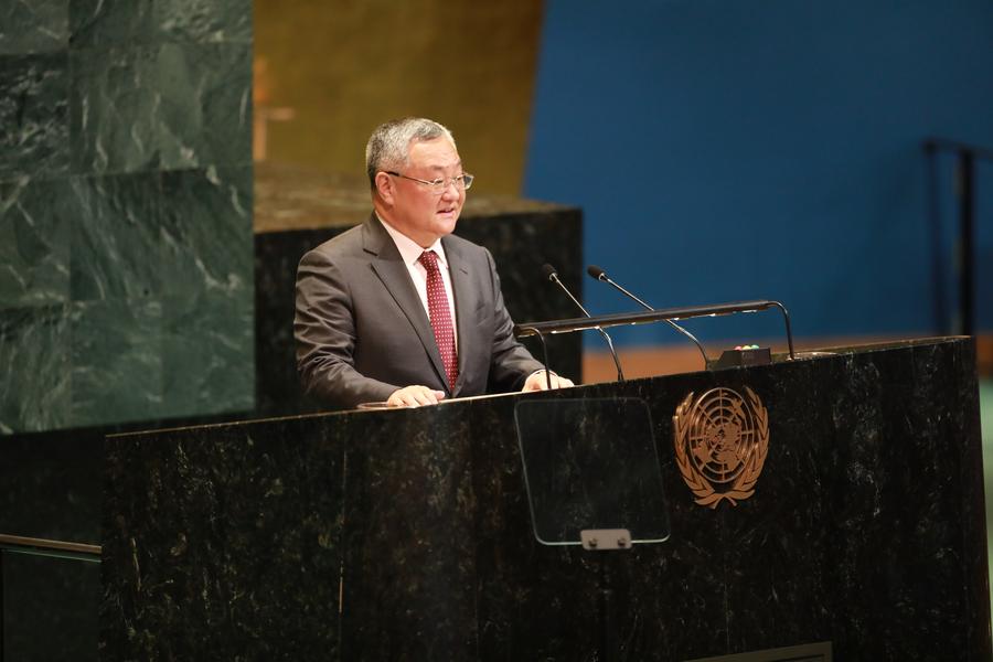 Fu Cong, representante permanente de China ante las Naciones Unidas, habla durante un evento de la Asamblea General en la sede de la ONU, en Nueva York, el 26 de junio de 2025. (Xinhua/Xie E)