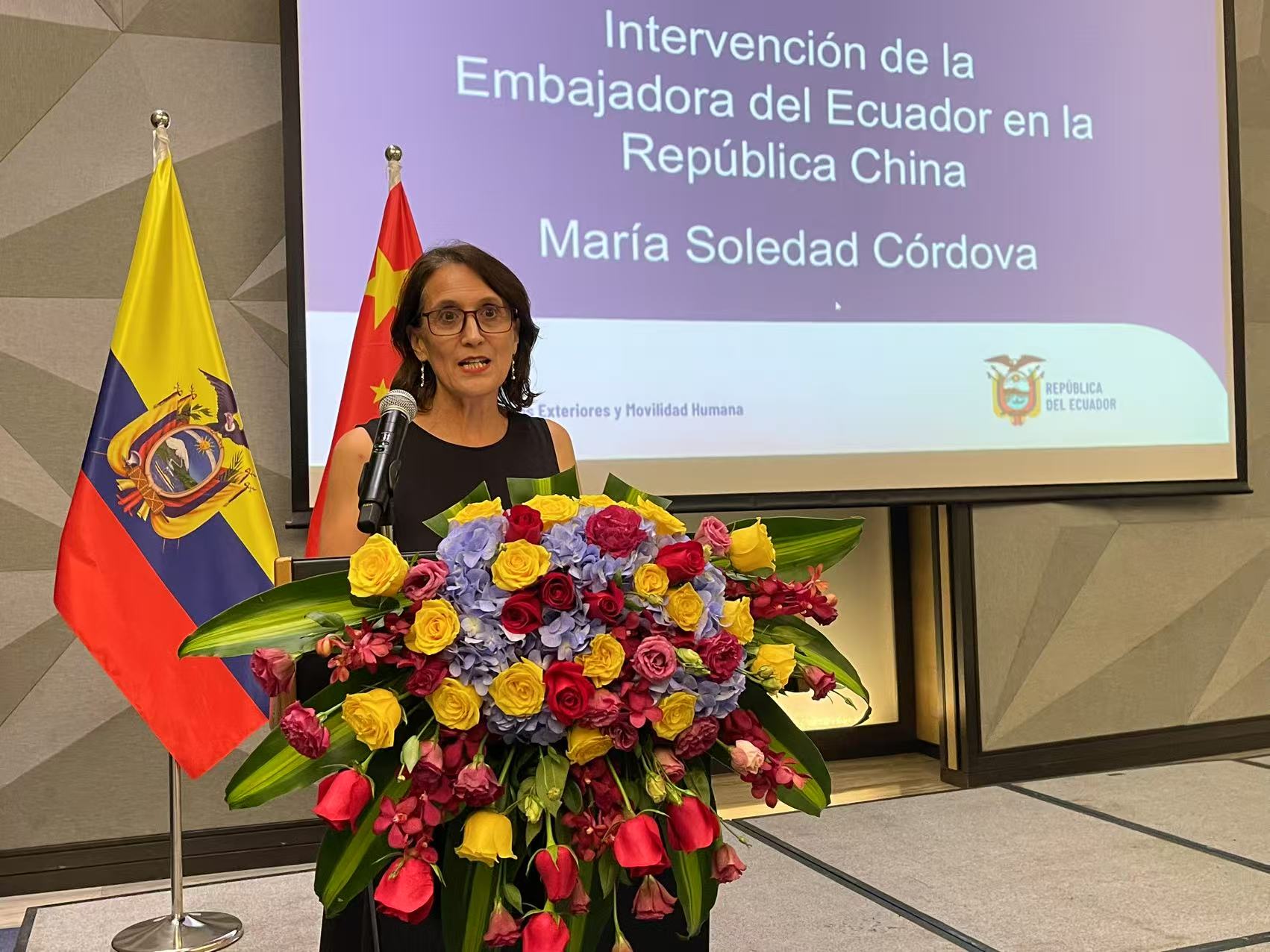 María Soledad Córdova, embajadora del Ecuador en China, interviene en el acto por el 216 aniversario de la Independencia del Ecuador, Beijing, 6 de agosto del 2025. (Foto: YAC)