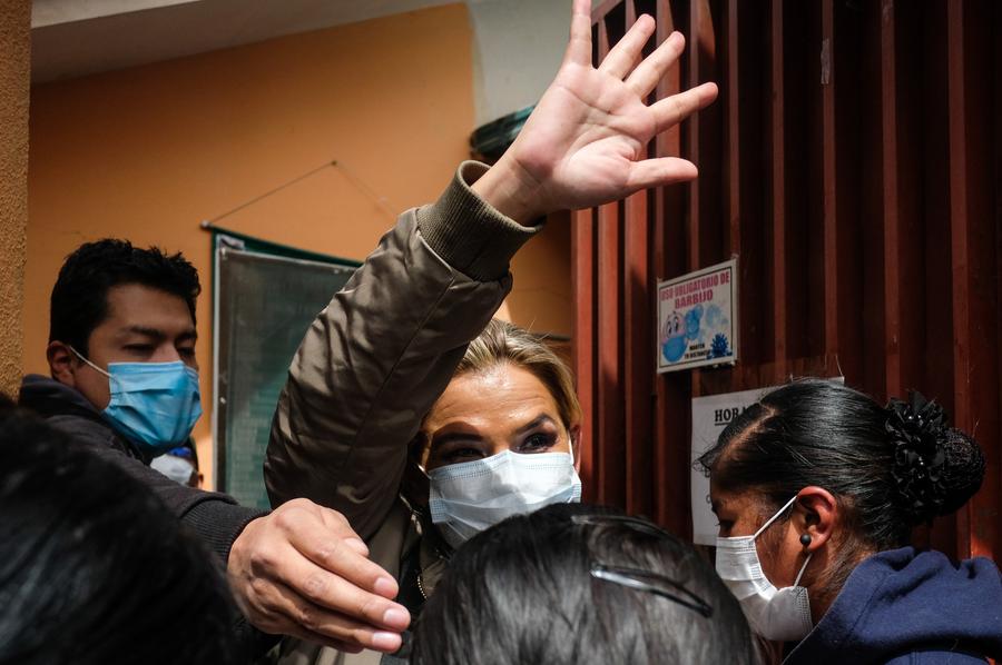 Imagen de archivo cedida por el Colectivo Prismo de la expresidenta interina de Bolivia, Jeanine A?ez (c-atrás), reaccionando mientras ingresa al Centro de Orientación Femenina de Obrajes, en La Paz, Bolivia. (Xinhua/Carlos Sánchez/Colectivo Prismo)