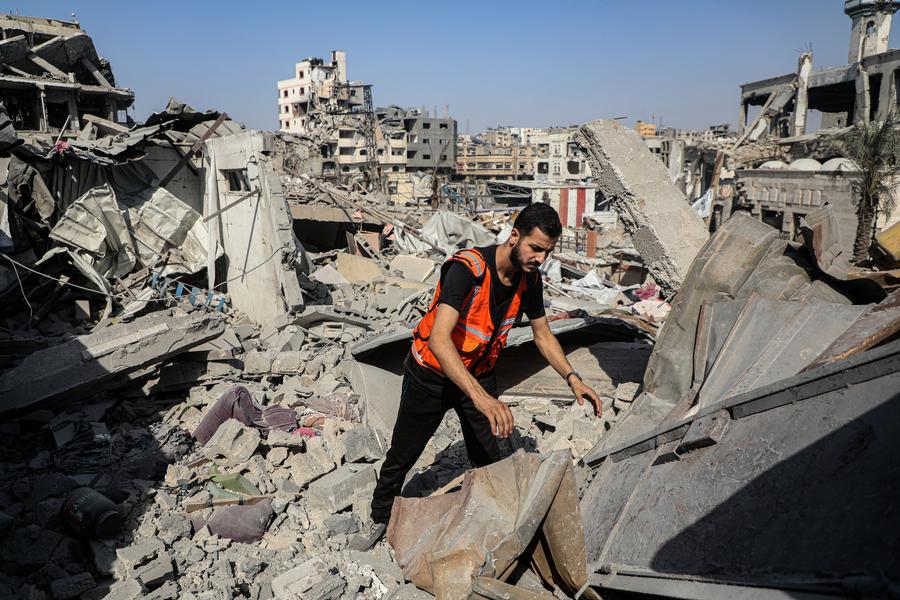 Imagen del 15 de agosto de 2025 de un trabajador de la Defensa Civil palestina inspeccionando una vivienda destruida tras un ataque aéreo israelí, en la Ciudad de Gaza. (Xinhua/Rizek Abdeljawad) 