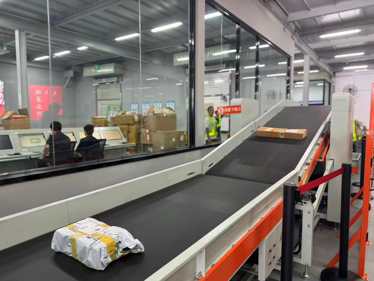 Centro de Logística y Supervisión de Comercio Transfronterizo de Shenzhen: El "centro neurálgico inteligente" detrás de la eficiente gestión aduanera