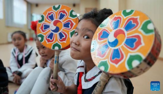 Xizang: Danza Reba, una forma de danza con tambores y una mezcla de artes escénicas