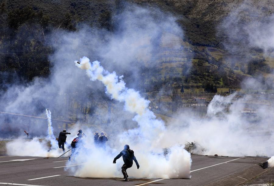 Elementos del Ejército de Ecuador se enfrentan a indígenas en un bloqueo realizado por indígenas durante el paro nacional indefinido en rechazo a la reciente eliminación del subsidio al diésel, en la provincia de Imbabura, en el norte de Ecuador, el 22 de septiembre de 2025. (Xinhua/Ricardo Landeta)