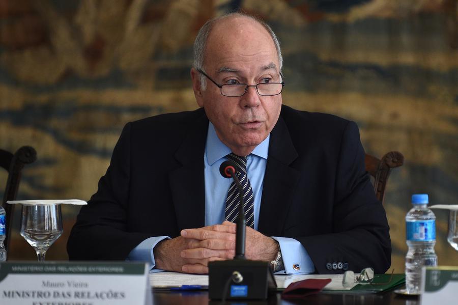El ministro de Relaciones Exteriores brasile?o, Mauro Vieira, habla durante una reunión en el Palacio de Itamaraty, en Brasilia, Brasil, el 3 de octubre de 2024. (Xinhua/Lucio Tavora) 