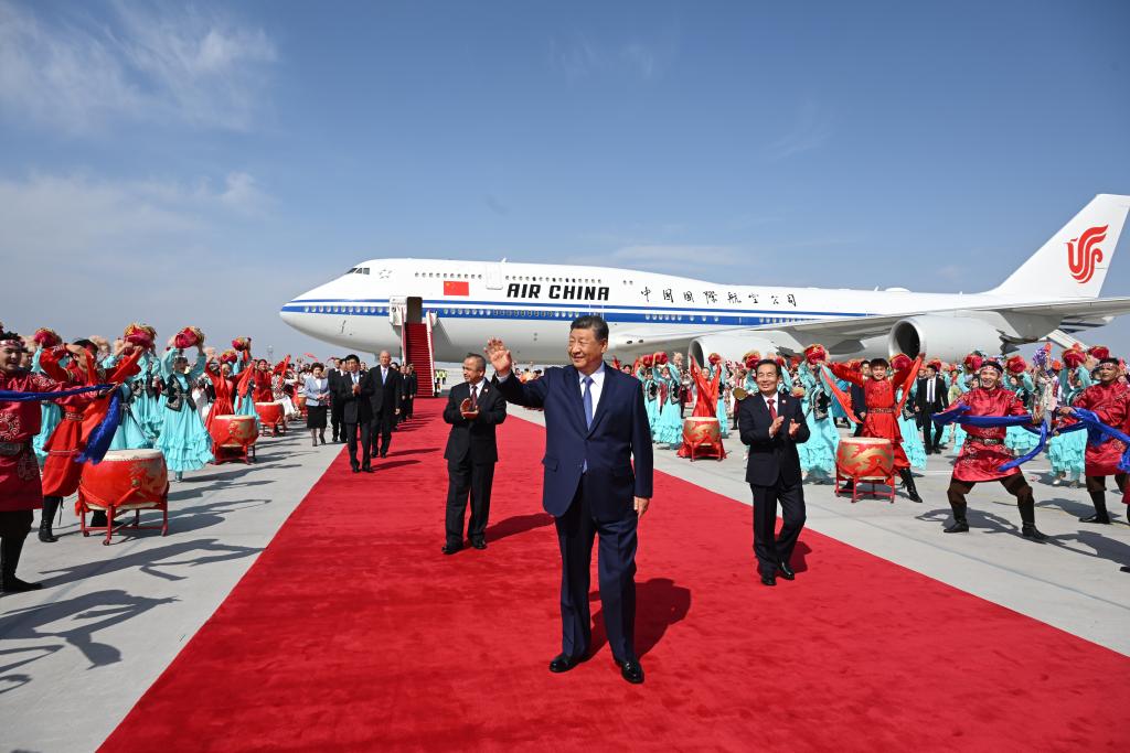 Xi arriba a Urumqi para celebraciones por 70o aniversario de la fundación de la región autónoma uygur de Xinjiang