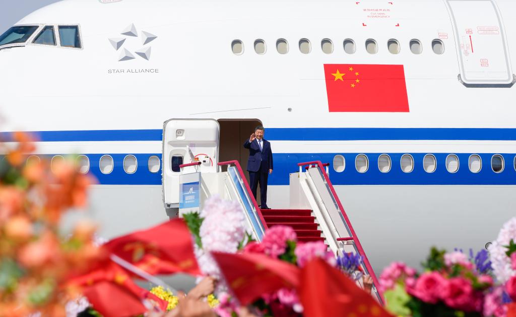 El presidente chino, Xi Jinping, también secretario general del Comité Central del Partido Comunista de China y presidente de la Comisión Militar Central, desembarca y saluda a una multitud que le aclama a su llegada a Urumqi, en la región autónoma uygur de Xinjiang, en el noroeste de China, el 23 de septiembre de 2025. Xi, encabezando una delegación central, llegó el martes a Urumqi, capital de la región autónoma uygur de Xinjiang, para asistir a las actividades conmemorativas por el 70o aniversario de la fundación de la región. (Xinhua/Bi Xiaoyang)