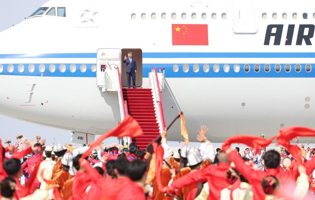 El presidente chino, Xi Jinping, también secretario general del Comité Central del Partido Comunista de China y presidente de la Comisión Militar Central, desembarca y saluda a una multitud que le aclama a su llegada a Urumqi, en la región autónoma uygur de Xinjiang, en el noroeste de China, el 23 de septiembre de 2025. Xi, encabezando una delegación central, llegó el martes a Urumqi, capital de la región autónoma uygur de Xinjiang, para asistir a las actividades conmemorativas por el 70o aniversario de la fundación de la región. (Xinhua/Yao Dawei)
