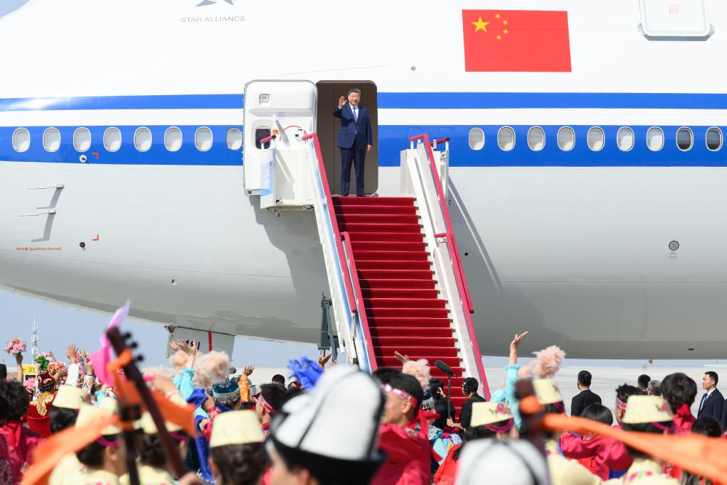 El presidente chino, Xi Jinping, también secretario general del Comité Central del Partido Comunista de China y presidente de la Comisión Militar Central, desembarca y saluda a una multitud que le aclama a su llegada a Urumqi, en la región autónoma uygur de Xinjiang, en el noroeste de China, el 23 de septiembre de 2025. Xi, encabezando una delegación central, llegó el martes a Urumqi, capital de la región autónoma uygur de Xinjiang, para asistir a las actividades conmemorativas por el 70o aniversario de la fundación de la región. (Xinhua/Yan Yan)