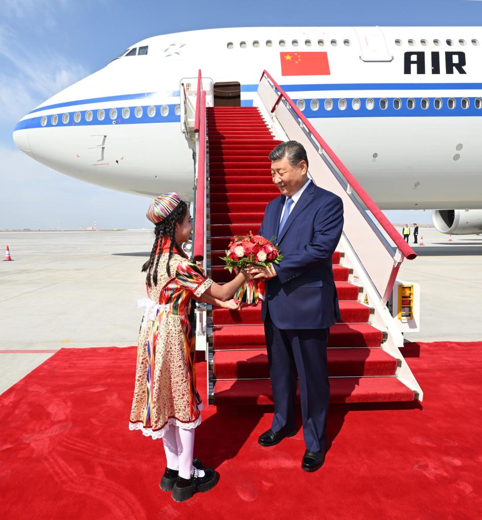 El presidente chino, Xi Jinping, también secretario general del Comité Central del Partido Comunista de China y presidente de la Comisión Militar Central, recibe un ramo de flores de una ni?a a su llegada a Urumqi, en la región autónoma uygur de Xinjiang, en el noroeste de China, el 23 de septiembre de 2025. Xi, encabezando una delegación central, llegó el martes a Urumqi, capital de la región autónoma uygur de Xinjiang, para asistir a las actividades conmemorativas por el 70o aniversario de la fundación de la región. (Xinhua/Xie Huanchi)
