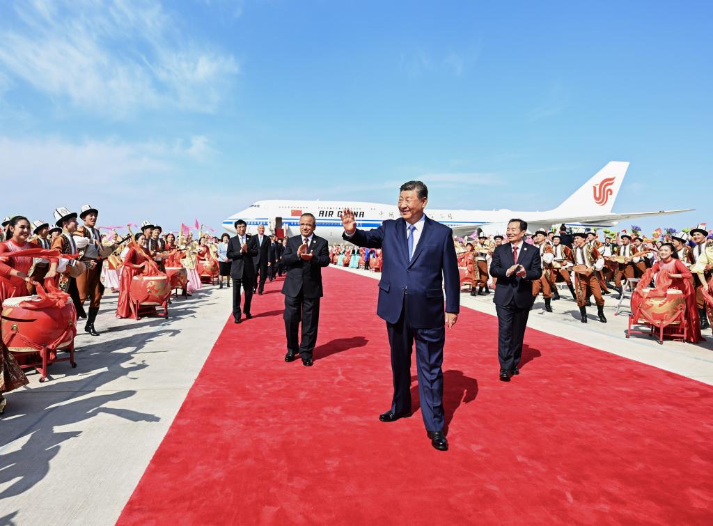 El presidente chino, Xi Jinping, también secretario general del Comité Central del Partido Comunista de China y presidente de la Comisión Militar Central, saluda a una multitud que le aclama a su llegada a Urumqi, en la región autónoma uygur de Xinjiang, en el noroeste de China, el 23 de septiembre de 2025. Xi, encabezando una delegación central, llegó el martes a Urumqi, capital de la región autónoma uygur de Xinjiang, para asistir a las actividades conmemorativas por el 70o aniversario de la fundación de la región. (Xinhua/Yan Yan)