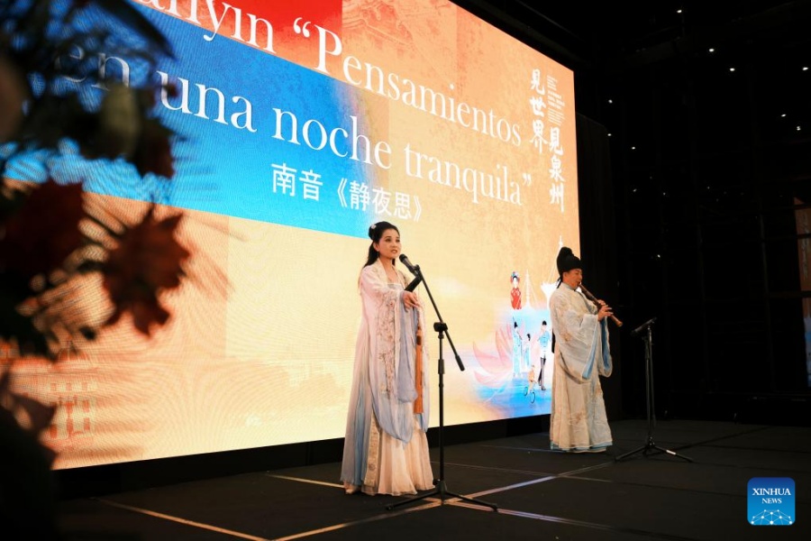  Imagen del 22 de septiembre de 2025 de artistas de la delegación cultural proveniente de Quanzhou, ciudad costera de la provincia china de Fujian, realizando una presentación de Nanyin durante un evento celebrado por la embajada china en Panamá, en la Ciudad de Panamá, capital de Panamá. La embajada china en Panamá celebró el lunes el 76o aniversario de la fundación de la República Popular China con una actividad cultural realizada en la capital paname?a. (Xinhua/Xu Yongzheng)