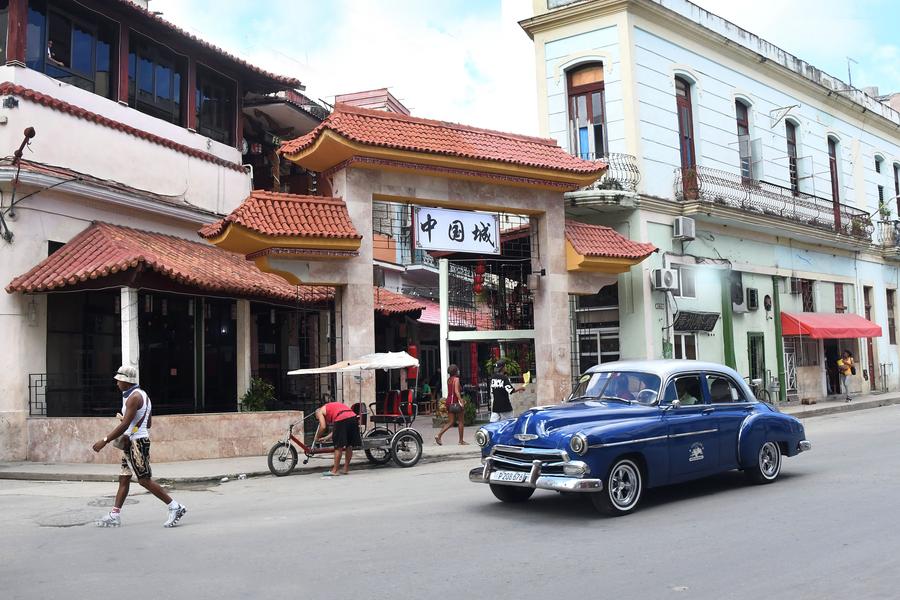 Un automóvil antiguo circula por una calle frente al pórtico del Barrio Chino de La Habana en el marco de la celebración del 65o aniversario del establecimiento de relaciones diplomáticas entre China y Cuba, en La Habana, capital de Cuba, el 24 de septiembre de 2025. (Xinhua/Joaquín Hernández)