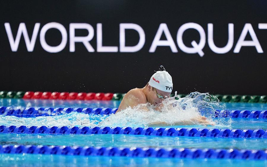 Leon Marchand, de Francia, compite durante la final de relevos 4X100m estilos masculino de natación en el Campeonato Mundial de Deportes Acuáticos, en Singapur, el 3 de agosto de 2025. (Xinhua/Xia Yifang) 
