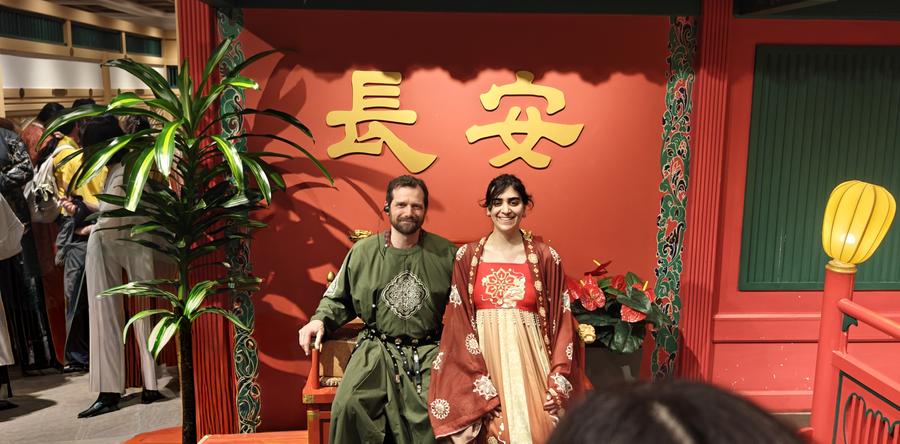 Poetas latinoamericanos visitan Xi'an, capital de la provincia de Shaanxi, en el noroeste de China, durante el Festival Internacional de Poesía Joven 2025. (Xinhua/Yu Junjie)