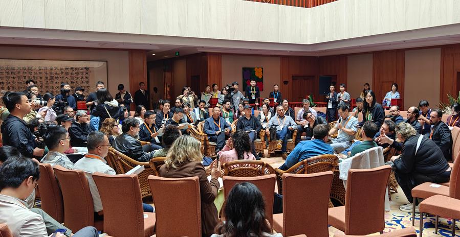 Poetas chinos y latinoamericanos se reúnen para leer y compartir sus obras durante el Festival Internacional de Poesía Joven 2025. (Xinhua/Yu Junjie)