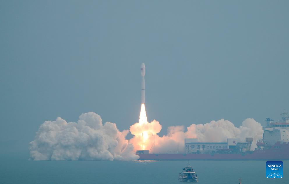 Un cohete Smart Dragon-3 despega desde el mar, cerca de la ciudad de Rizhao, en la provincia de Shandong, en el este de China, el 24 de septiembre de 2025. El cohete despegó a las 15:56 (hora de Beijing) y envió satélites a órbitas preestablecidas. El Centro de Lanzamiento de Satélites de Taiyuan llevó a cabo la misión de lanzamiento en alta mar. (Xinhua/An Di)
