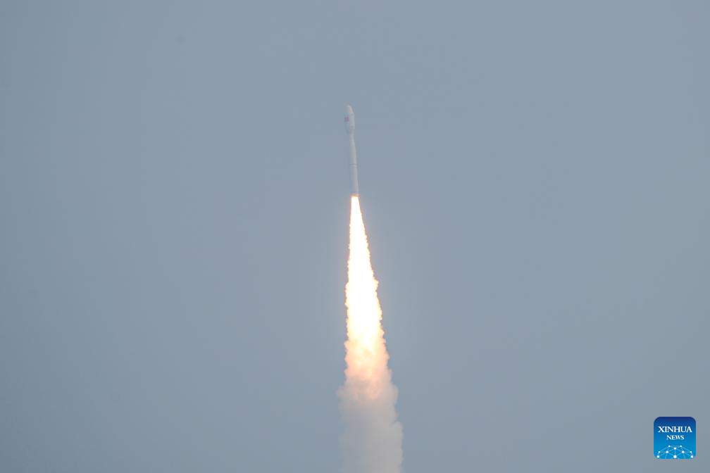 Un cohete Smart Dragon-3 despega desde el mar, cerca de la ciudad de Rizhao, en la provincia de Shandong, en el este de China, el 24 de septiembre de 2025. El cohete despegó a las 15:56 (hora de Beijing) y envió satélites a órbitas preestablecidas. El Centro de Lanzamiento de Satélites de Taiyuan llevó a cabo la misión de lanzamiento en alta mar. (Xinhua/An Di)