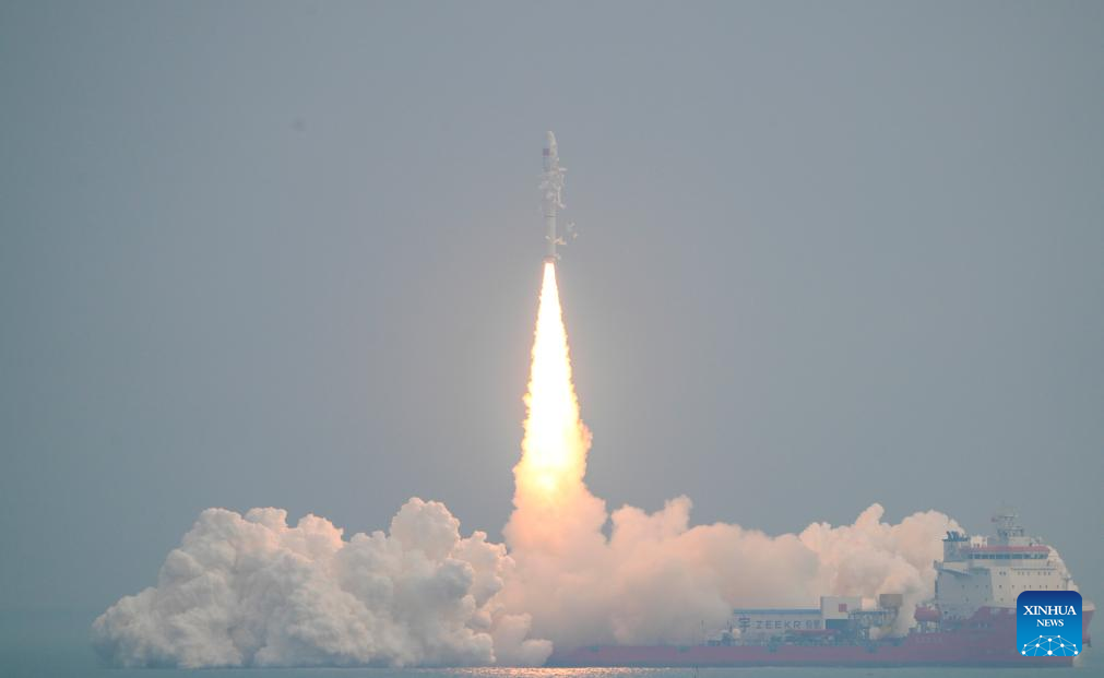 Un cohete Smart Dragon-3 despega desde el mar, cerca de la ciudad de Rizhao, en la provincia de Shandong, en el este de China, el 24 de septiembre de 2025. El cohete despegó a las 15:56 (hora de Beijing) y envió satélites a órbitas preestablecidas. El Centro de Lanzamiento de Satélites de Taiyuan llevó a cabo la misión de lanzamiento en alta mar. (Xinhua/An Di)