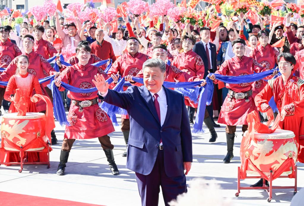 El presidente chino, Xi Jinping, también secretario general del Comité Central del Partido Comunista de China (PCCh) y presidente de la Comisión Militar Central, saluda a la multitud que se ha reunido para darle una cálida despedida en el Aeropuerto Internacional Tianshan de Urumqi, en la región autónoma uygur de Xinjiang, en el noroeste de China, el 25 de septiembre de 2025. Xi partió el jueves de la región autónoma uygur de Xinjiang hacia Beijing tras asistir a los actos conmemorativos con motivo del 70o aniversario de la fundación de la región autónoma. (Xinhua/Shen Hong)  