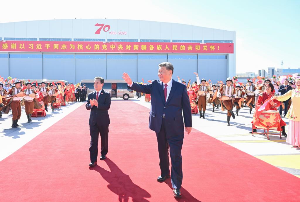 El presidente chino, Xi Jinping, también secretario general del Comité Central del Partido Comunista de China (PCCh) y presidente de la Comisión Militar Central, saluda a la multitud que se ha reunido para darle una cálida despedida en el Aeropuerto Internacional Tianshan de Urumqi, en la región autónoma uygur de Xinjiang, en el noroeste de China, el 25 de septiembre de 2025. Xi partió el jueves de la región autónoma uygur de Xinjiang hacia Beijing tras asistir a los actos conmemorativos con motivo del 70o aniversario de la fundación de la región autónoma. (Xinhua/Xie Huanchi) 