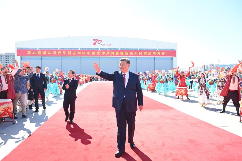  El presidente chino, Xi Jinping, también secretario general del Comité Central del Partido Comunista de China (PCCh) y presidente de la Comisión Militar Central, saluda a la multitud que se ha reunido para darle una cálida despedida en el Aeropuerto Internacional Tianshan de Urumqi, en la región autónoma uygur de Xinjiang, en el noroeste de China, el 25 de septiembre de 2025. Xi partió el jueves de la región autónoma uygur de Xinjiang hacia Beijing tras asistir a los actos conmemorativos con motivo del 70o aniversario de la fundación de la región autónoma. (Xinhua/Xie Huanchi) 