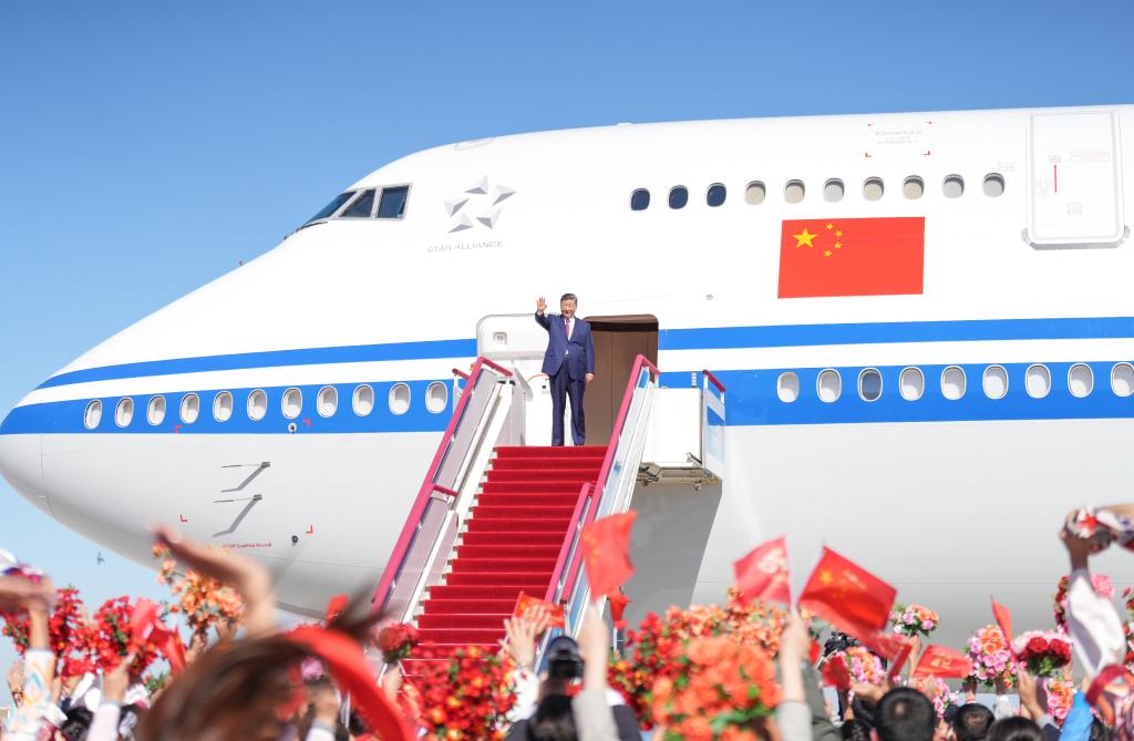 El presidente chino, Xi Jinping, también secretario general del Comité Central del Partido Comunista de China (PCCh) y presidente de la Comisión Militar Central, saluda a la multitud que se ha reunido para darle una cálida despedida en el Aeropuerto Internacional Tianshan de Urumqi, en la región autónoma uygur de Xinjiang, en el noroeste de China, el 25 de septiembre de 2025. Xi partió el jueves de la región autónoma uygur de Xinjiang hacia Beijing tras asistir a los actos conmemorativos con motivo del 70o aniversario de la fundación de la región autónoma. (Xinhua/Li Yan)