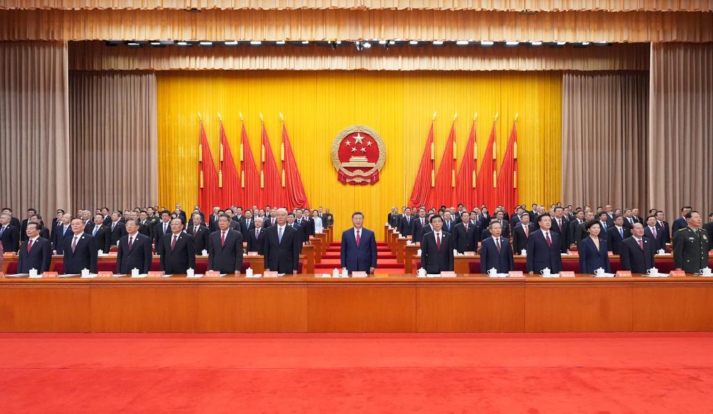 El presidente chino, Xi Jinping, también secretario general del Comité Central del Partido Comunista de China (PCCh) y presidente de la Comisión Militar Central, asiste a una gran reunión con motivo del 70o aniversario de fundación de la región autónoma uygur de Xinjiang, en Urumqi, la capital regional, en el noroeste de China, el 25 de septiembre de 2025. Wang Huning, presidente del Comité Nacional de la Conferencia Consultiva Política del Pueblo Chino (CCPPCh) y líder de la delegación central, asistió al evento y pronunció un discurso. Cai Qi, director de la Oficina General del Comité Central del PCCh, también estuvo presente en la reunión. Tanto Wang como Cai son miembros del Comité Permanente del Buró Político del Comité Central del PCCh. (Xinhua/Xie Huanchi) 