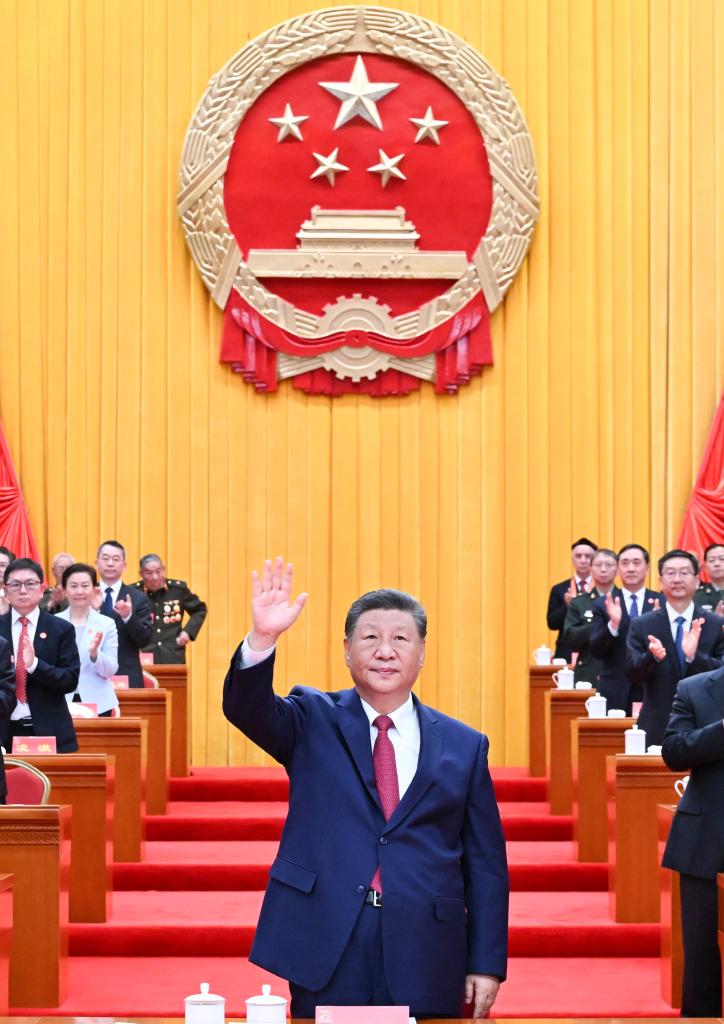  El presidente chino, Xi Jinping, también secretario general del Comité Central del Partido Comunista de China (PCCh) y presidente de la Comisión Militar Central, asiste a una gran reunión con motivo del 70o aniversario de fundación de la región autónoma uygur de Xinjiang, en Urumqi, la capital regional, en el noroeste de China, el 25 de septiembre de 2025. (Xinhua/Yan Yan)
