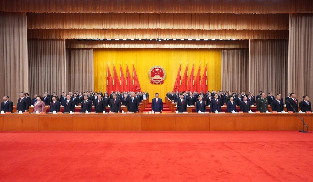  El presidente chino, Xi Jinping, también secretario general del Comité Central del Partido Comunista de China (PCCh) y presidente de la Comisión Militar Central, asiste a una gran reunión con motivo del 70o aniversario de fundación de la región autónoma uygur de Xinjiang, en Urumqi, la capital regional, en el noroeste de China, el 25 de septiembre de 2025. Wang Huning, presidente del Comité Nacional de la Conferencia Consultiva Política del Pueblo Chino (CCPPCh) y líder de la delegación central, asistió al evento y pronunció un discurso. Cai Qi, director de la Oficina General del Comité Central del PCCh, también estuvo presente en la reunión. Tanto Wang como Cai son miembros del Comité Permanente del Buró Político del Comité Central del PCCh. (Xinhua/Xie Huanchi)