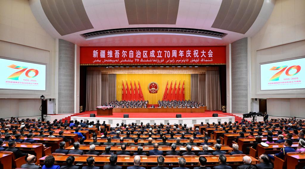 El presidente chino, Xi Jinping, también secretario general del Comité Central del Partido Comunista de China (PCCh) y presidente de la Comisión Militar Central, asiste a una gran reunión con motivo del 70o aniversario de fundación de la región autónoma uygur de Xinjiang, en Urumqi, la capital regional, en el noroeste de China, el 25 de septiembre de 2025. Wang Huning, presidente del Comité Nacional de la Conferencia Consultiva Política del Pueblo Chino (CCPPCh) y líder de la delegación central, asistió al evento y pronunció un discurso. Cai Qi, director de la Oficina General del Comité Central del PCCh, también estuvo presente en la reunión. Tanto Wang como Cai son miembros del Comité Permanente del Buró Político del Comité Central del PCCh. (Xinhua/Shen Hong) 