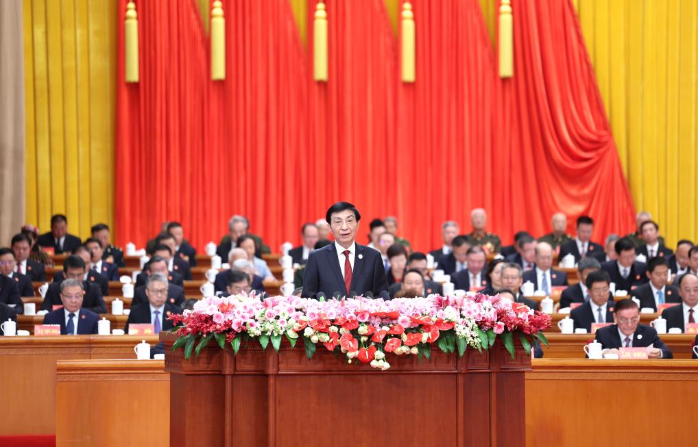  Wang Huning, miembro del Comité Permanente del Buró Político del Comité Central del Partido Comunista de China, presidente del Comité Nacional de la Conferencia Consultiva Política del Pueblo Chino y líder de la delegación central, pronuncia un discurso en una gran reunión con motivo del 70o aniversario de fundación de la región autónoma uygur de Xinjiang, en Urumqi, la capital regional, en el noroeste de China, el 25 de septiembre de 2025. (Xinhua/Yao Dawei)