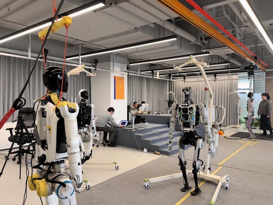 Expertos programan robots en el Centro de Innovación de Robots Humanoides de Zhejiang, en Ningbo, ciudad de la provincia oriental china de Zhejiang, el 19 de febrero de 2025. (Xinhua/Zheng Keyi)