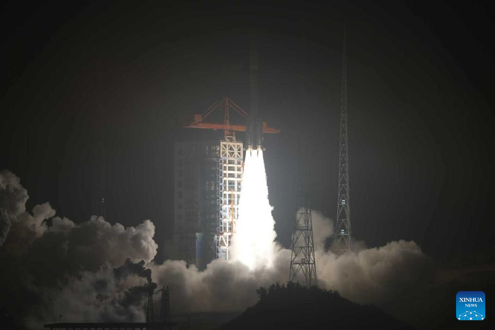 Un cohete portador Gran Marcha-6 modificado transportando un grupo de satélites de órbita terrestre baja despega del Centro de Lanzamiento de Satélites de Taiyuan, en la provincia de Shanxi, en el norte de China, el 27 de septiembre de 2025. China lanzó el sábado con éxito un nuevo grupo de satélites de órbita terrestre baja desde el Centro de Lanzamiento de Satélites de Taiyuan, en el norte de la provincia de Shanxi. El grupo de satélites, el undécimo de este tipo que constituirá una constelación de internet, fue lanzado a las 20:40 horas (hora de Beijing) a bordo de un cohete portador Gran Marcha-6 modificado. (Xinhua/Shang Yuhang)