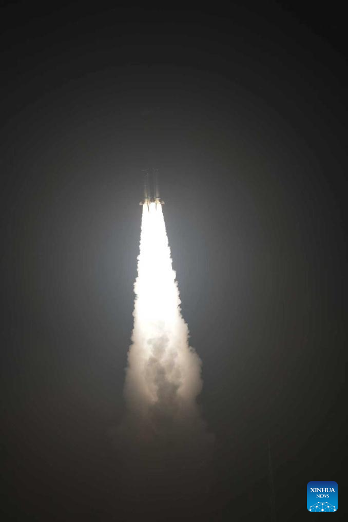 Un cohete portador Gran Marcha-6 modificado transportando un grupo de satélites de órbita terrestre baja despega del Centro de Lanzamiento de Satélites de Taiyuan, en la provincia de Shanxi, en el norte de China, el 27 de septiembre de 2025. China lanzó el sábado con éxito un nuevo grupo de satélites de órbita terrestre baja desde el Centro de Lanzamiento de Satélites de Taiyuan, en el norte de la provincia de Shanxi. El grupo de satélites, el undécimo de este tipo que constituirá una constelación de internet, fue lanzado a las 20:40 horas (hora de Beijing) a bordo de un cohete portador Gran Marcha-6 modificado. (Xinhua/Shang Yuhang)