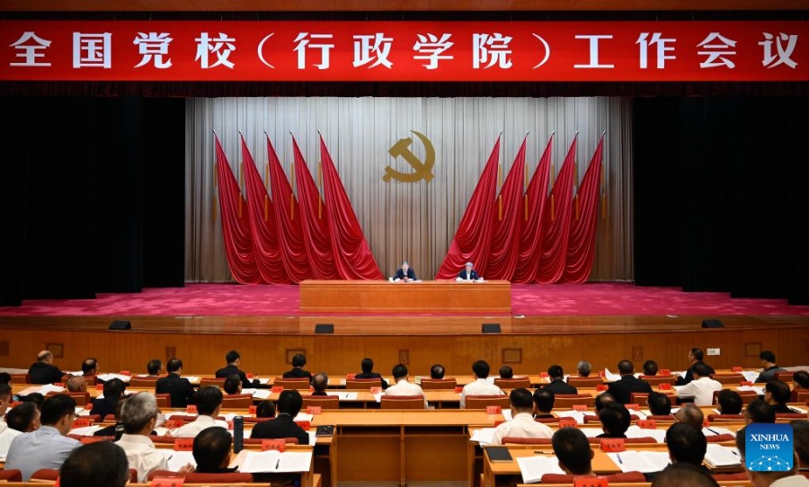 Chen Xi, presidente de la Escuela del Partido del Comité Central del Partido Comunista de China (PCCh) (Academia Nacional de Gobernanza), transmite la importante instrucción del presidente chino, Xi Jinping, y pronuncia un discurso durante una reunión sobre el trabajo de las escuelas del Partido celebrada, en Beijing, capital de China, el 28 de septiembre de 2025. El presidente chino, Xi Jinping, instó a las escuelas del Partido a desempe?ar un mejor papel en la formación de talentos y en la oferta de asesoramiento para el PCCh. Xi, también secretario general del Comité Central del PCCh y presidente de la Comisión Militar Central, realizó estas declaraciones en una instrucción sobre el trabajo de las escuelas del Partido (academias de gobernanza). (Xinhua/Shen Hong)