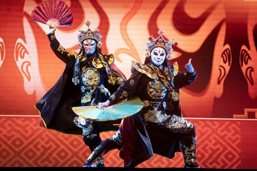 Imagen del 26 de septiembre de 2025 de artistas representando un espectáculo de máscaras intercambiables de la ópera de Sichuan durante la feria de luces tradicionales chinas Tianfu Festival, en el predio ferial Tecnópolis, en la localidad de Villa Martelli, en la periferia noroeste de Buenos Aires, Argentina. (Xinhua/Martín Zabala)