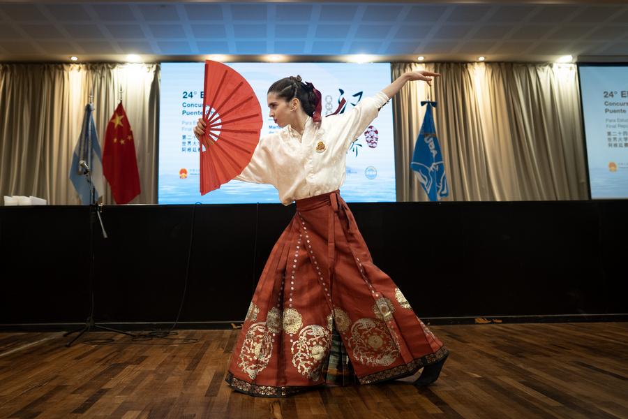 Imagen del 20 de mayo de 2025 de Milagros Corvalán, concursante del Instituto Confucio de la Universidad de Congreso de la provincia de Mendoza, participando en la 24a edición del Concurso Internacional Puente Chino en el auditorio de la Facultad de Ciencias Económicas de la Universidad de Buenos Aires, en la ciudad de Buenos Aires, capital de Argentina. (Xinhua/Martín Zabala)