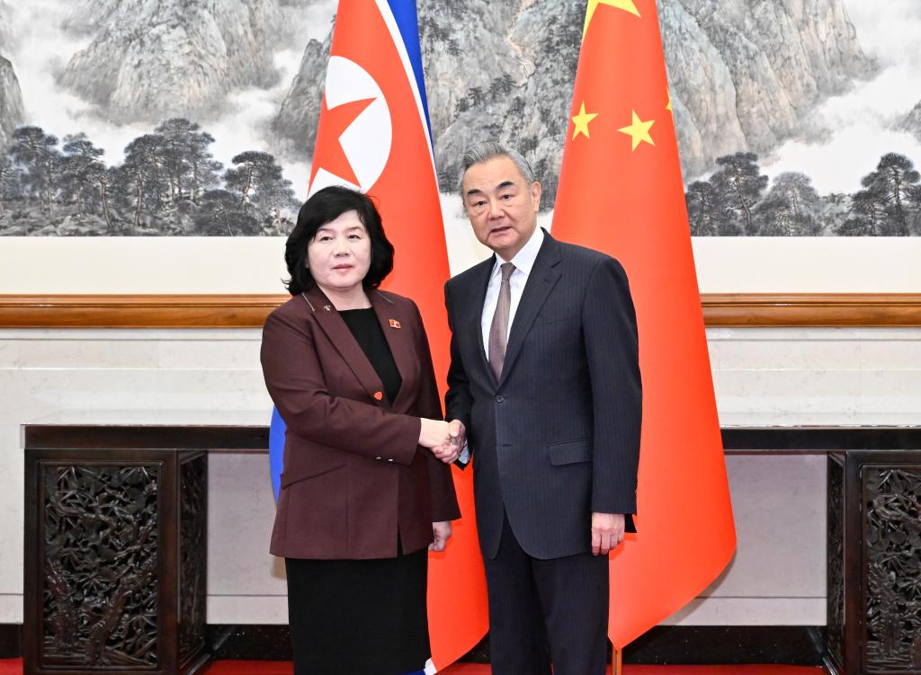 El ministro de Relaciones Exteriores chino, Wang Yi, también miembro del Buró Político del Comité Central del Partido Comunista de China, sostiene conversaciones con su homóloga de la República Popular Democrática de Corea (RPDC), Choe Son Hui, en Beijing, capital de China, el 28 de septiembre de 2025. (Xinhua/Yue Yuewei)