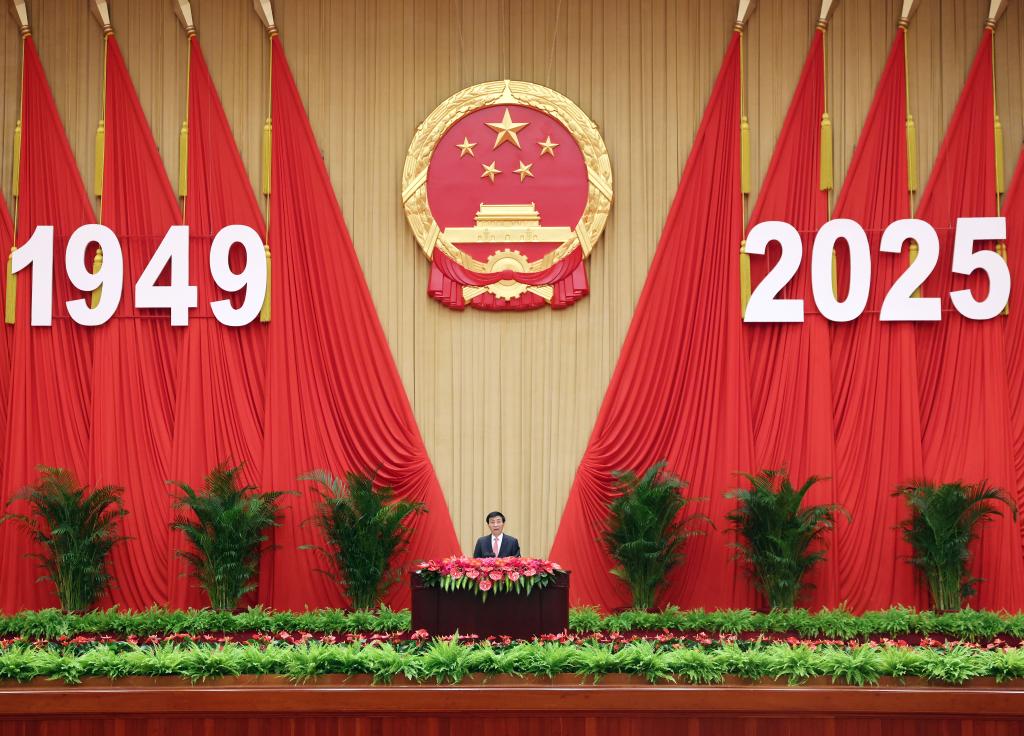 Wang Huning, miembro del Comité Permanente del Buró Político del Comité Central del Partido Comunista de China (PCCh) y presidente del Comité Nacional de la Conferencia Consultiva Política del Pueblo Chino (CCPPCh), pronuncia un discurso en una recepción para conmemorar el próximo 76o aniversario de la fundación de la República Popular China, en Beijing, capital de China, el 28 de septiembre de 2025. (Xinhua/Liu Weibing)