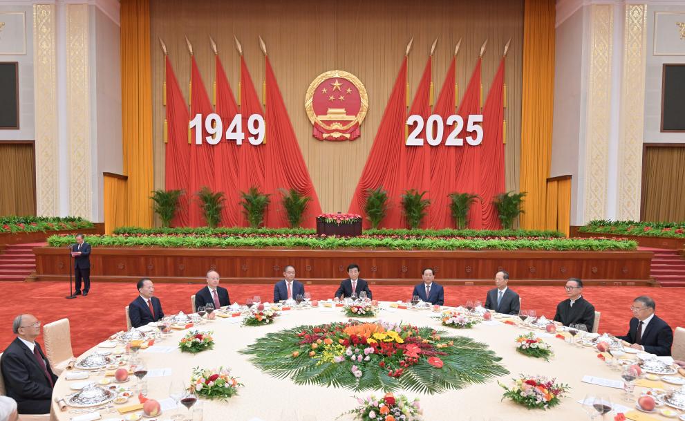  Wang Huning, miembro del Comité Permanente del Buró Político del Comité Central del Partido Comunista de China (PCCh) y presidente del Comité Nacional de la Conferencia Consultiva Política del Pueblo Chino (CCPPCh), asiste a una recepción para conmemorar el próximo 76o aniversario de la fundación de la República Popular China, en Beijing, capital de China, el 28 de septiembre de 2025. (Xinhua/Gao Jie)