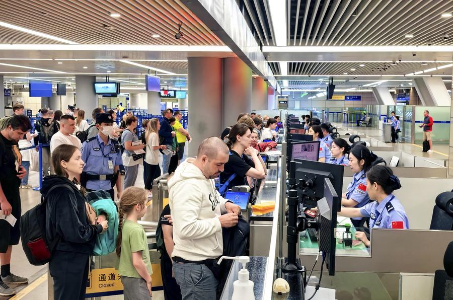 Turistas entrantes pasan por el control de inspección fronterizo en el Aeropuerto Internacional Pudong de Shanghai, en el este de China, el 16 de julio de 2025. (Xinhua/Cortesía)