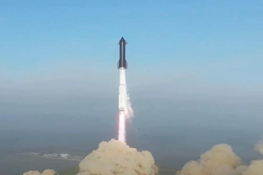 Captura de video cedida por SpaceX el 20 de abril de 2023 del cohete Starship despegando desde la plataforma de lanzamiento de SpaceX en Starbase, en Boca Chica, Texas, Estados Unidos. (Xinhua/SpaceX)