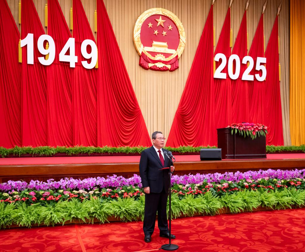 Los líderes del Partido Comunista de China y del Estado Xi Jinping, Li Qiang, Zhao Leji, Wang Huning, Cai Qi, Ding Xuexiang, Li Xi y Han Zheng asisten a una recepción para conmemorar el 76o aniversario de la fundación de la República Popular China junto con invitados chinos y extranjeros, en el Gran Palacio del Pueblo, en Beijing, capital de China, el 30 de septiembre de 2025. (Xinhua/Xie Huanchi)