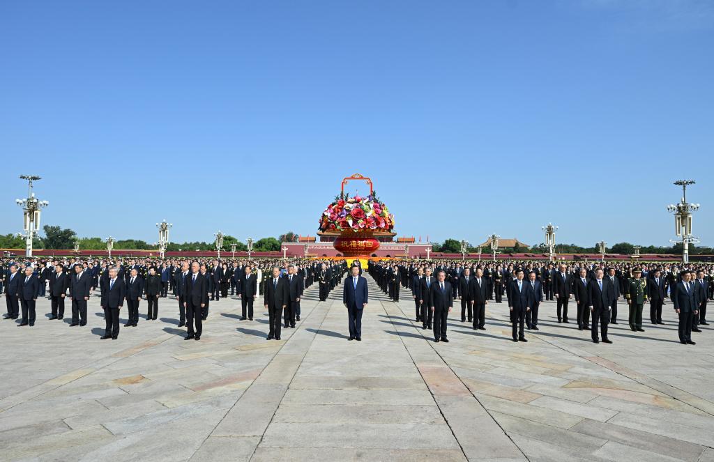 El presidente chino, Xi Jinping, y otros líderes del Partido Comunista de China y del Estado como Li Qiang, Zhao Leji, Wang Huning, Cai Qi, Ding Xuexiang, Li Xi y Han Zheng, asisten a una ceremonia para ofrendar cestas de flores a los héroes nacionales caídos en la Plaza Tian'anmen, en Beijing, capital de China, el 30 de septiembre de 2025. El evento se llevó a cabo para conmemorar el Día de los Mártires, un día antes del Día Nacional de China. (Xinhua/Yan Yan)