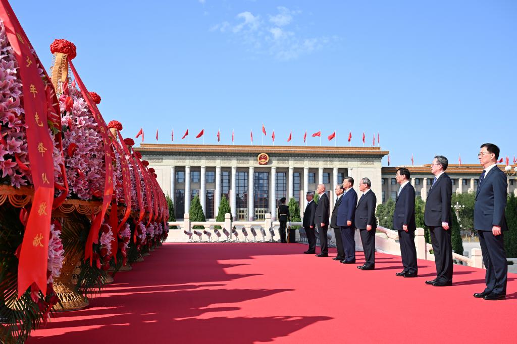 El presidente chino, Xi Jinping, y otros líderes del Partido Comunista de China y del Estado como Li Qiang, Zhao Leji, Wang Huning, Cai Qi, Ding Xuexiang, Li Xi y Han Zheng, asisten a una ceremonia para ofrendar cestas de flores a los héroes nacionales caídos en la Plaza Tian'anmen, en Beijing, capital de China, el 30 de septiembre de 2025. El evento se llevó a cabo para conmemorar el Día de los Mártires, un día antes del Día Nacional de China. (Xinhua/Li Xiang)