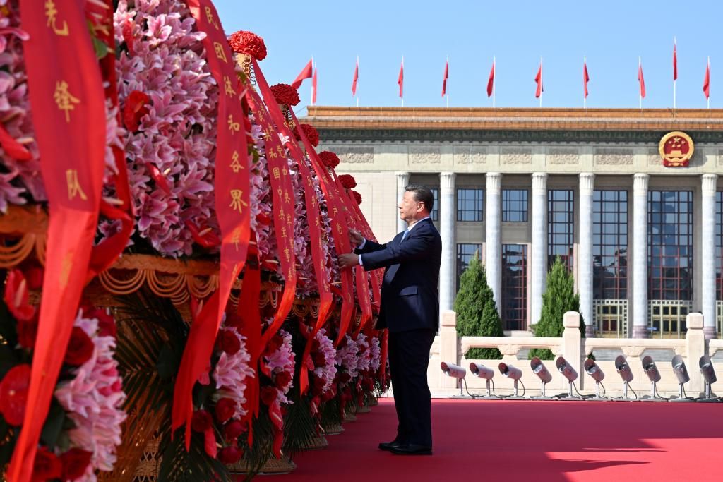 Xi Jinping endereza la cinta de una cesta de flores durante una ceremonia para ofrendar cestas de flores a los héroes nacionales caídos en la Plaza Tian'anmen, en Beijing, capital de China, el 30 de septiembre de 2025. El presidente chino, Xi Jinping, y otros líderes del Partido Comunista de China y del Estado como Li Qiang, Zhao Leji, Wang Huning, Cai Qi, Ding Xuexiang, Li Xi y Han Zheng, asistieron en la ma?ana del martes a la ceremonia. El evento se llevó a cabo para conmemorar el Día de los Mártires, un día antes del Día Nacional de China. (Xinhua/Li Xiang)