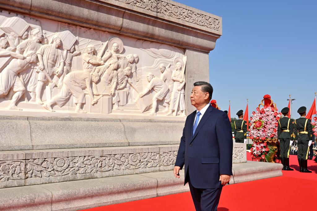 Xi Jinping camina alrededor del Monumento a los Héroes del Pueblo para rendir homenaje durante una ceremonia para ofrendar cestas de flores a los héroes nacionales caídos en la Plaza Tian'anmen, en Beijing, capital de China, el 30 de septiembre de 2025. El presidente chino, Xi Jinping, y otros líderes del Partido Comunista de China y del Estado como Li Qiang, Zhao Leji, Wang Huning, Cai Qi, Ding Xuexiang, Li Xi y Han Zheng, asistieron en la ma?ana del martes a la ceremonia. El evento se llevó a cabo para conmemorar el Día de los Mártires, un día antes del Día Nacional de China. (Xinhua/Yue Yuewei)