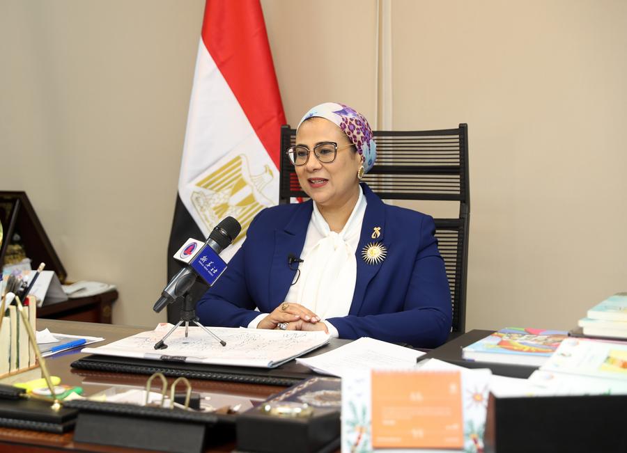 Imagen del 7 de octubre de 2025 de la presidenta del Consejo Nacional para la Mujer de Egipto, Amal Amaar, hablando durante una entrevista exclusiva con  Xinhua en el Cairo, Egipto. (Xinhua/Sui Xiankai)
