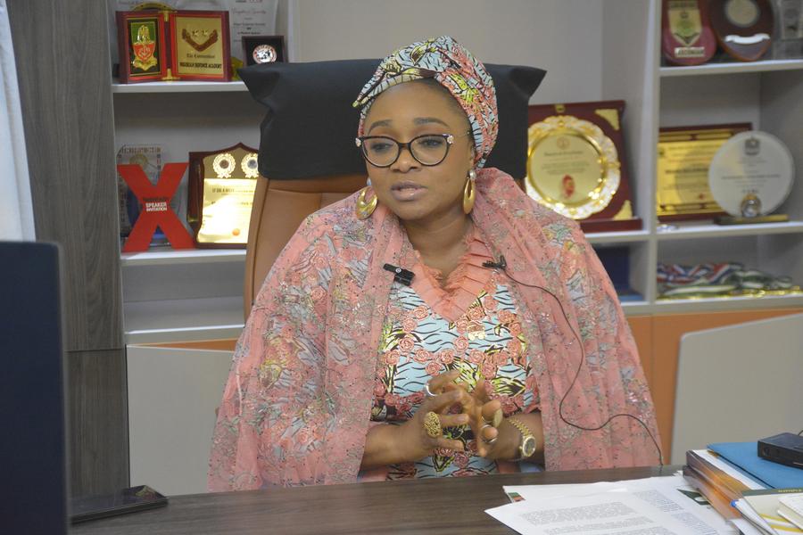 La ministra de Asuntos de la Mujer de Nigeria, Imaan Sulaiman-Ibrahim, concede una entrevista a Xinhua antes de viajar a la capital de China para asistir a la Conferencia de Líderes Mundiales sobre la Mujer, en Abuja, Nigeria, el 10 de octubre de 2025. (Xinhua/Olatunji Saliu)